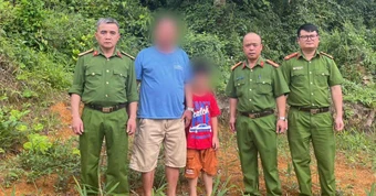 3 giờ tìm kiếm bé trai 8 tuổi ở Hà Nội đi lạc vào khe núi khi tham quan