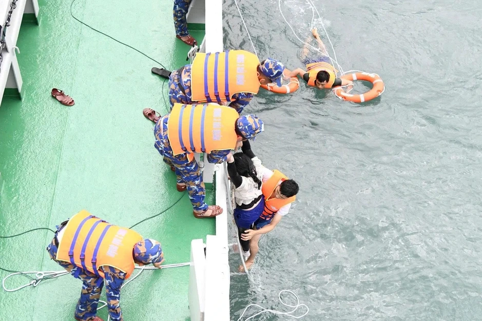 3 nữ du khách bị sóng cuốn ở Mũi Nghê: Một người được cứu sống 3 nữ du khách bị sóng cuốn ở Mũi Nghê: Một người được cứu sống