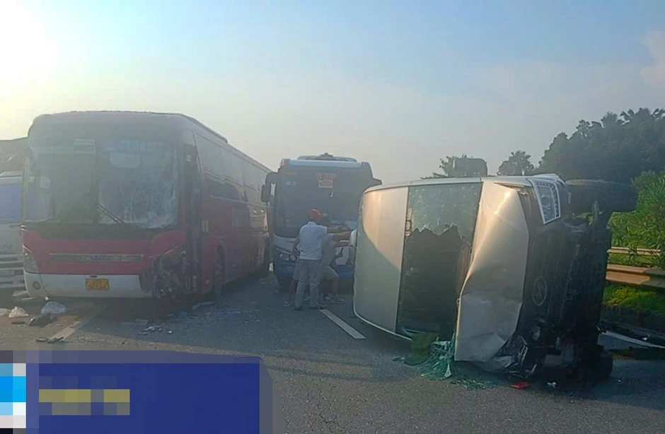 3 ô tô va chạm liên hoàn trên cao tốc Nội Bài - Lào Cai 3 ô tô va chạm liên hoàn trên cao tốc Nội Bài - Lào Cai