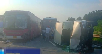 3 ô tô va chạm liên hoàn trên cao tốc Nội Bài - Lào Cai