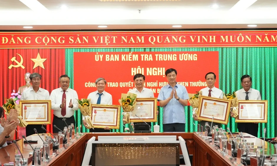3 Phó Chủ nhiệm Ủy ban Kiểm tra Trung ương khóa XIII nhận quyết định nghỉ hưu 3 Phó Chủ nhiệm Ủy ban Kiểm tra Trung ương khóa XIII nhận quyết định nghỉ hưu