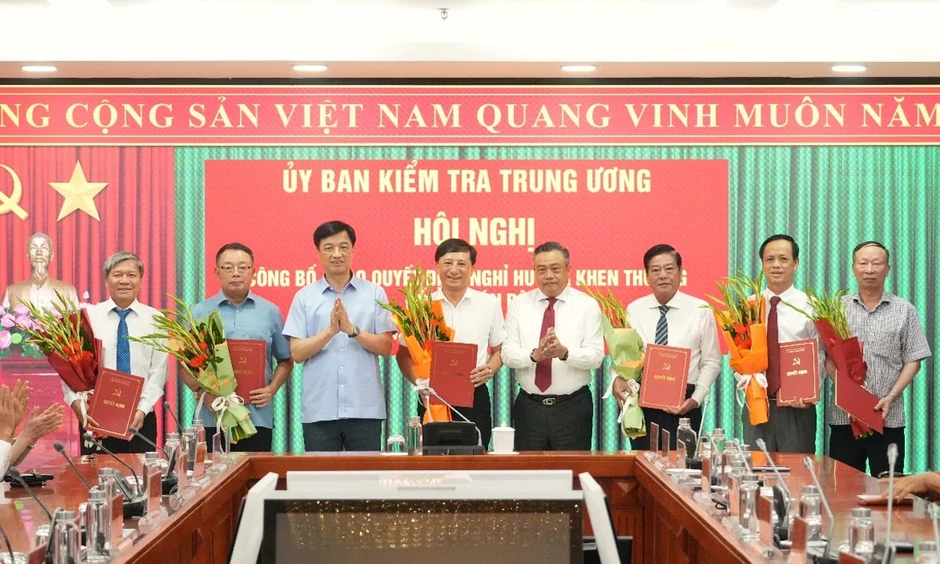 3 Phó Chủ nhiệm Ủy ban Kiểm tra Trung ương khóa XIII nhận quyết định nghỉ hưu 3 Phó Chủ nhiệm Ủy ban Kiểm tra Trung ương khóa XIII nhận quyết định nghỉ hưu