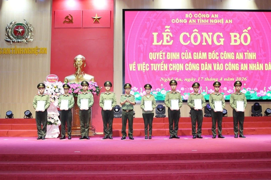 30 nhân viên an ninh sân bay Vinh trở thành công an 30 nhân viên an ninh sân bay Vinh trở thành công an