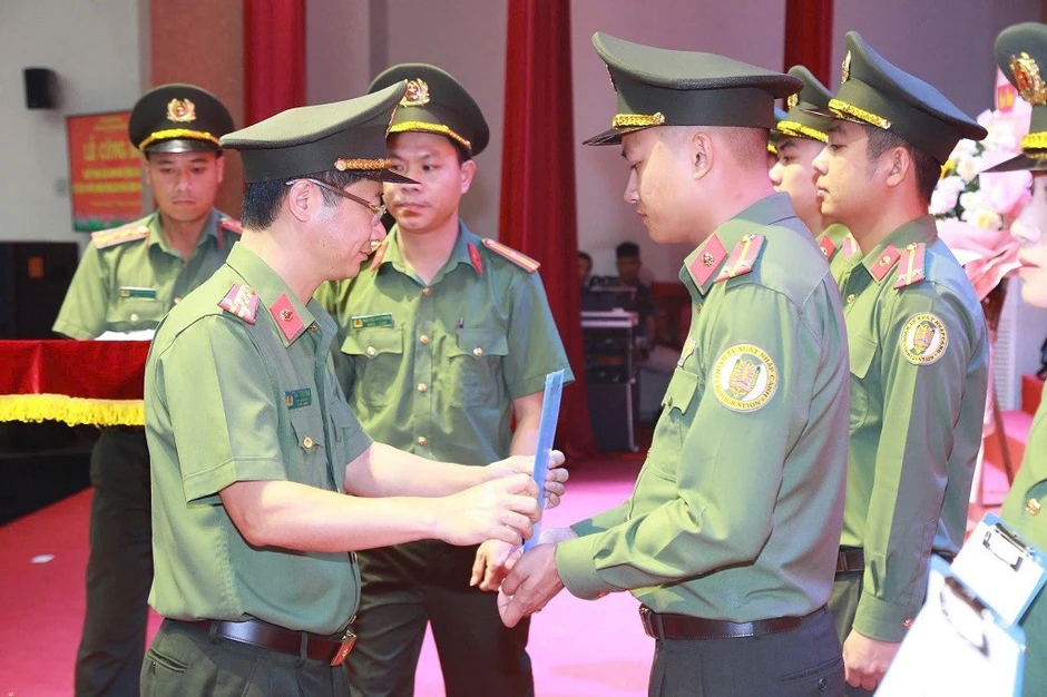 30 nhân viên an ninh sân bay Vinh trở thành công an 30 nhân viên an ninh sân bay Vinh trở thành công an