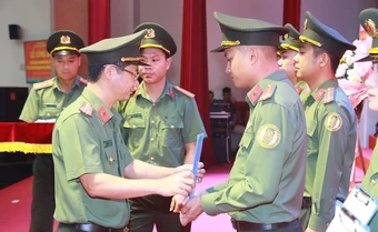 30 nhân viên an ninh sân bay Vinh trở thành công an