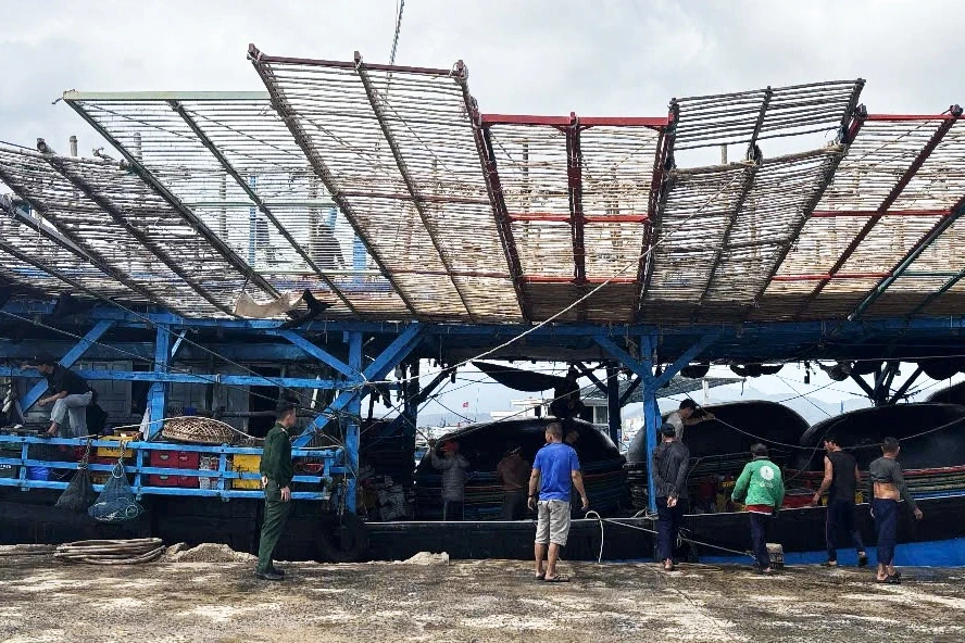 36 ngư dân trôi dạt 2 ngày trên biển đã được tàu Hải quân ứng cứu 36 ngư dân trôi dạt 2 ngày trên biển đã được tàu Hải quân ứng cứu