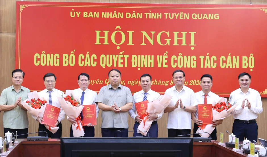 4 cán bộ Tuyên Quang được luân chuyển nhận nhiệm vụ mới 4 cán bộ Tuyên Quang được luân chuyển nhận nhiệm vụ mới