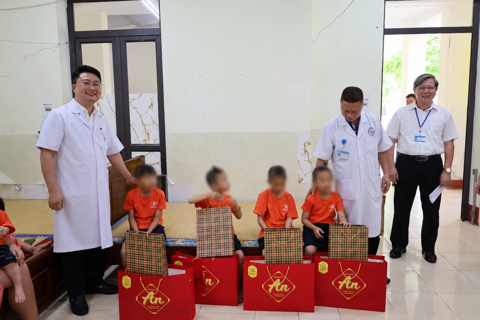 4 cháu bị đánh ở chùa Bầu được người thân đón về quê 4 cháu bị đánh ở chùa Bầu được người thân đón về quê