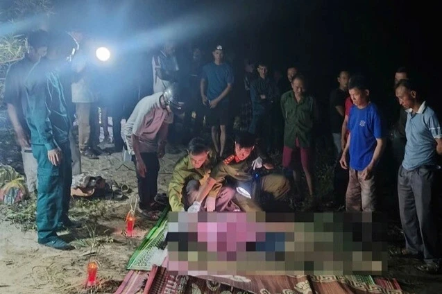 4 người trong một gia đình tử nạn trên sông Ngàn Phố 4 người trong một gia đình tử nạn trên sông Ngàn Phố