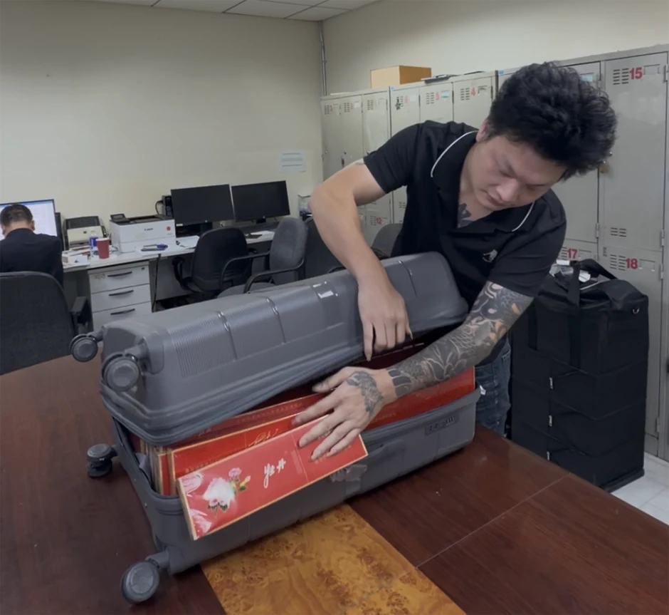 4 người Trung Quốc vận chuyển hàng cấm qua đường sân bay Tân Sơn Nhất 4 người Trung Quốc vận chuyển hàng cấm qua đường sân bay Tân Sơn Nhất