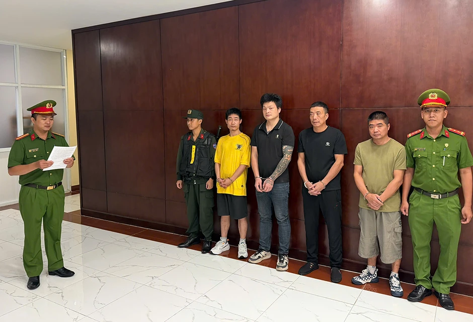 4 người Trung Quốc vận chuyển hàng cấm qua đường sân bay Tân Sơn Nhất 4 người Trung Quốc vận chuyển hàng cấm qua đường sân bay Tân Sơn Nhất