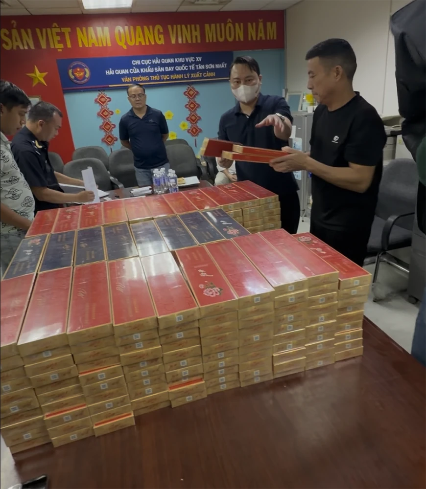 4 người Trung Quốc vận chuyển hàng cấm qua đường sân bay Tân Sơn Nhất 4 người Trung Quốc vận chuyển hàng cấm qua đường sân bay Tân Sơn Nhất