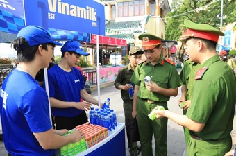 40.000 sản phẩm dinh dưỡng Vinamilk tiếp sức chương trình 'Tổ quốc bình yên'