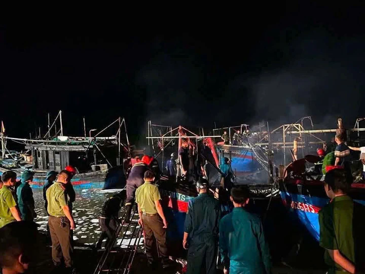 5 tàu cá bốc cháy ngùn ngụt lúc rạng sáng, thiệt hại 6 tỷ đồng 5 tàu cá bốc cháy ngùn ngụt lúc rạng sáng, thiệt hại 6 tỷ đồng