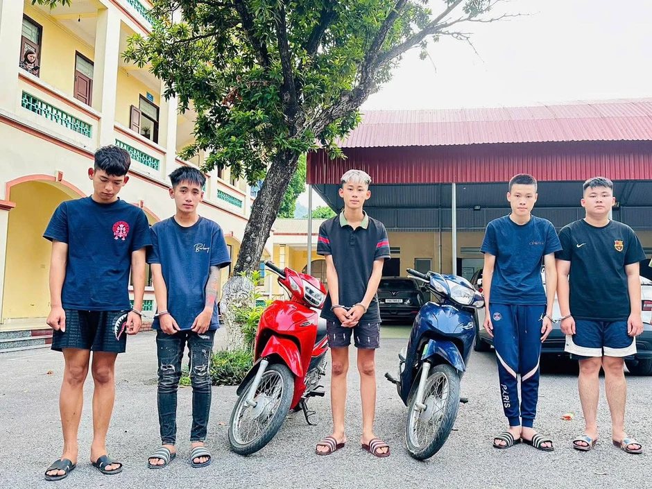 5 thanh niên dùng kiếm tấn công cảnh sát, lẩn trốn ở Hà Nội 5 thanh niên dùng kiếm tấn công cảnh sát, lẩn trốn ở Hà Nội