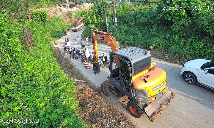 5 thí sinh mắc kẹt tại ngầm tràn, công an dùng xe chuyên dụng đưa đến điểm thi 5 thí sinh mắc kẹt tại ngầm tràn, công an dùng xe chuyên dụng đưa đến điểm thi