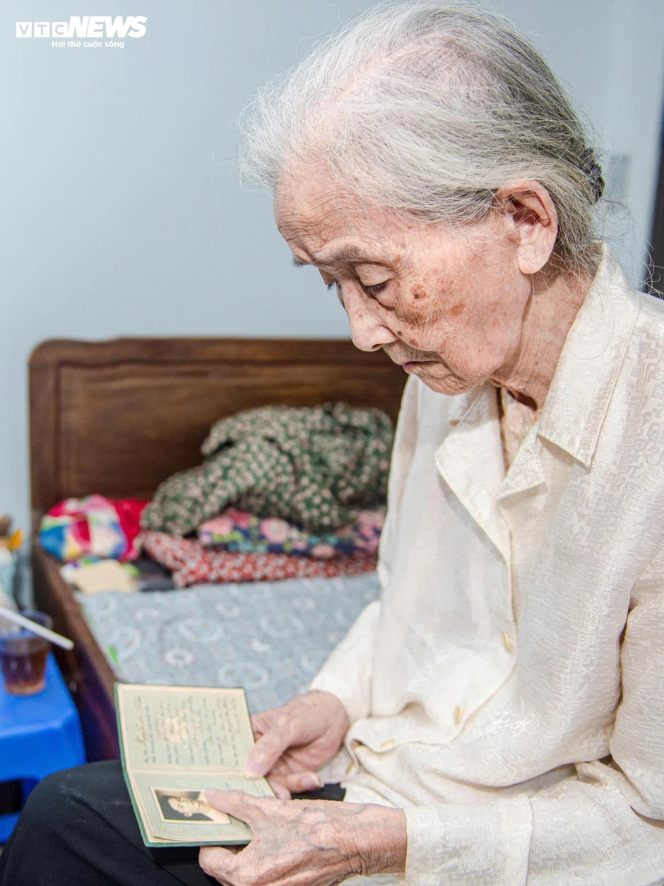 60 Năm chờ đợi , người vợ 93 tuổi đón kỷ vật của chồng liệt sĩ Nguyễn Đức Châu 60 Năm chờ đợi , người vợ 93 tuổi đón kỷ vật của chồng liệt sĩ Nguyễn Đức Châu