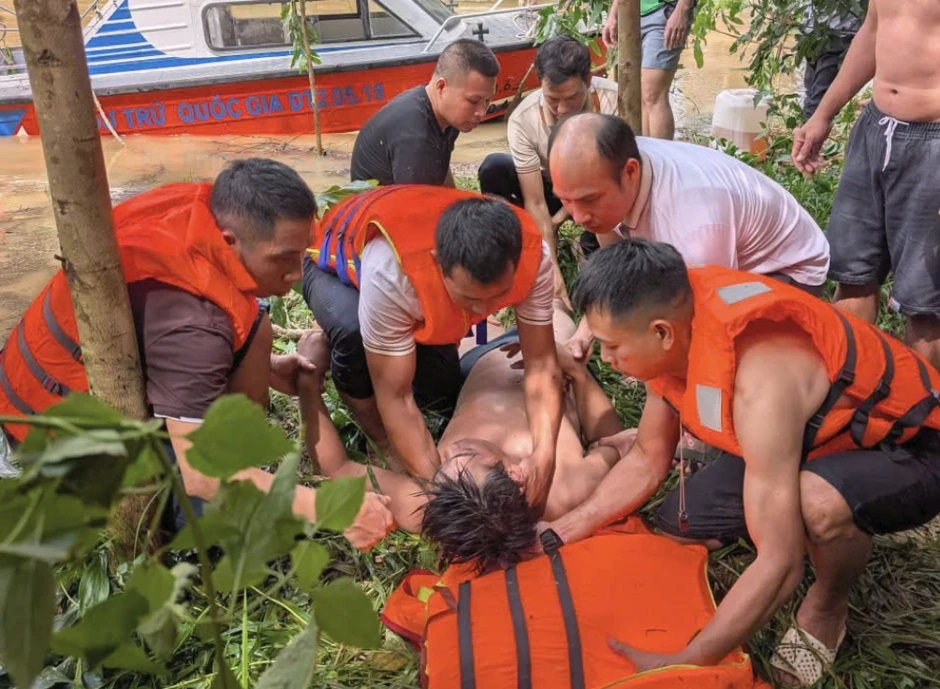 7 người trên xuồng chở bệnh nhân gặp nạn giữa dòng lũ Lạng Sơn 7 người trên xuồng chở bệnh nhân gặp nạn giữa dòng lũ Lạng Sơn