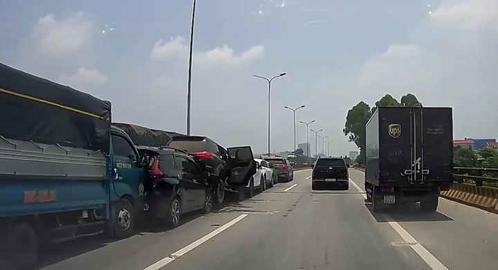 7 ô tô dồn toa trên quốc lộ ở Bắc Ninh, 2 xe biến dạng 7 ô tô dồn toa trên quốc lộ ở Bắc Ninh, 2 xe biến dạng