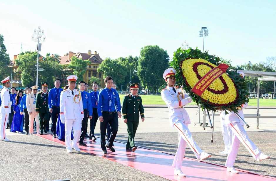 788 đại biểu Đại hội Đoàn toàn quốc dự lễ báo công và vào Lăng viếng Bác 788 đại biểu Đại hội Đoàn toàn quốc dự lễ báo công và vào Lăng viếng Bác