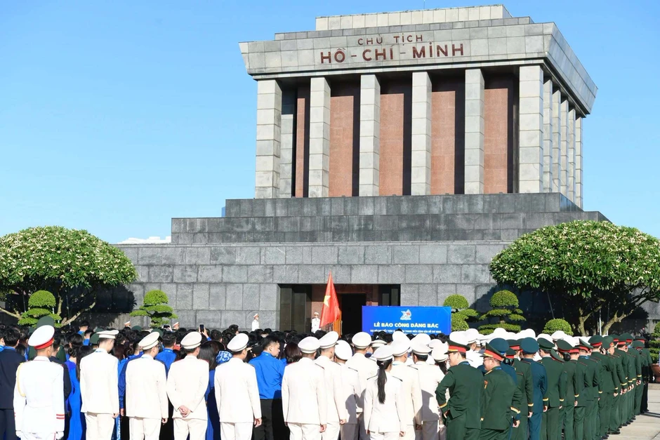 788 đại biểu Đại hội Đoàn toàn quốc dự lễ báo công và vào Lăng viếng Bác 788 đại biểu Đại hội Đoàn toàn quốc dự lễ báo công và vào Lăng viếng Bác