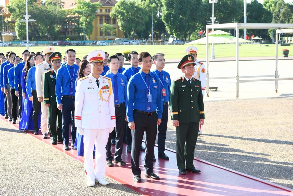 788 đại biểu Đại hội Đoàn toàn quốc dự lễ báo công và vào Lăng viếng Bác 788 đại biểu Đại hội Đoàn toàn quốc dự lễ báo công và vào Lăng viếng Bác