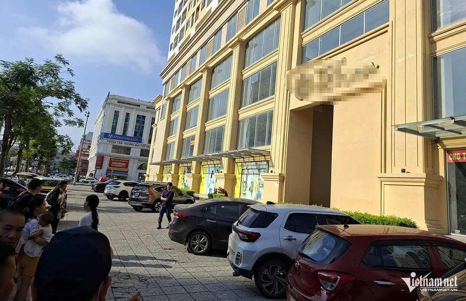 8 ô tô đỗ trước một chung cư bị đập vỡ kính 8 ô tô đỗ trước một chung cư bị đập vỡ kính