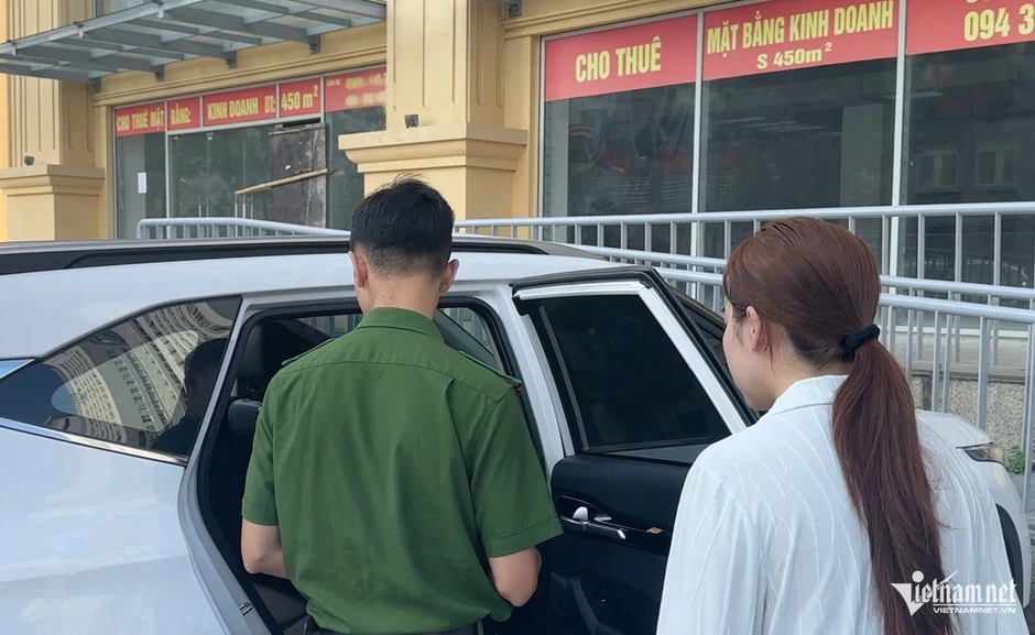 8 ô tô đỗ trước một chung cư bị đập vỡ kính 8 ô tô đỗ trước một chung cư bị đập vỡ kính