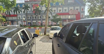 8 ô tô đỗ trước một chung cư bị đập vỡ kính