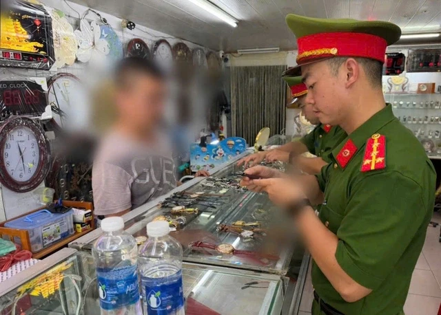 8 tổ công tác đồng loạt kiểm tra hàng loạt cửa hàng bán đồng hồ
