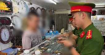 8 tổ công tác đồng loạt kiểm tra hàng loạt cửa hàng bán đồng hồ