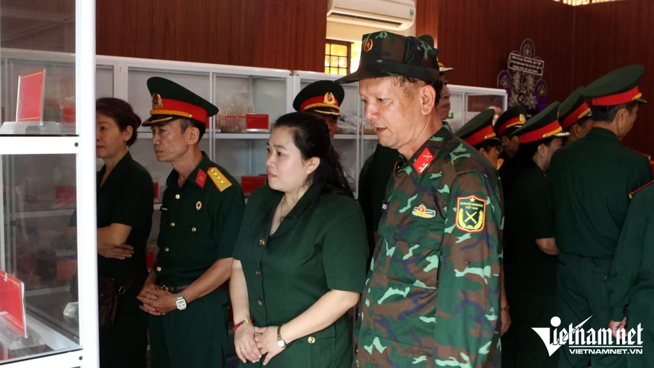9 chiếc khăn quàng cổ hé mở danh tính liệt sĩ ở công viên Lê Thị Riêng