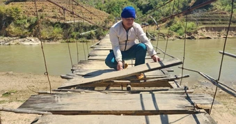 Ám ảnh cầu treo mục nát, "một người đi là cả cầu rung bần bật"