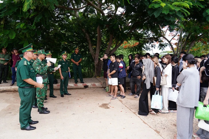 An Giang tiếp nhận 180 công dân Việt Nam do Campuchia trao trả An Giang tiếp nhận 180 công dân Việt Nam do Campuchia trao trả