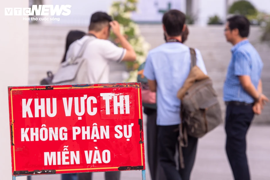 An ninh thắt chặt tại điểm thi trường THPT chuyên Tuyên Quang An ninh thắt chặt tại điểm thi trường THPT chuyên Tuyên Quang