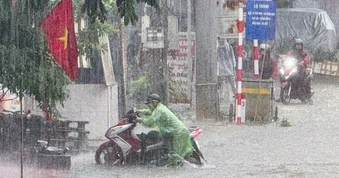 Áp thấp nhiệt đới suy yếu, miền núi Bắc Bộ mưa lớn
