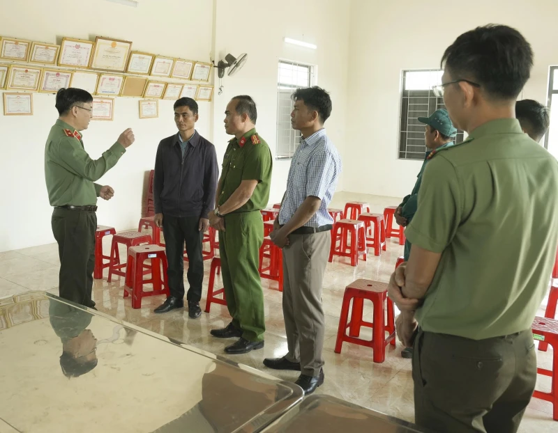 Bà con biên giới dọc dãy Trường Sơn trước ngày hội lớn Bà con biên giới dọc dãy Trường Sơn trước ngày hội lớn