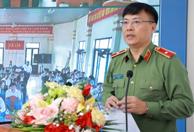 Bà con biên giới dọc dãy Trường Sơn trước ngày hội lớn Bà con biên giới dọc dãy Trường Sơn trước ngày hội lớn