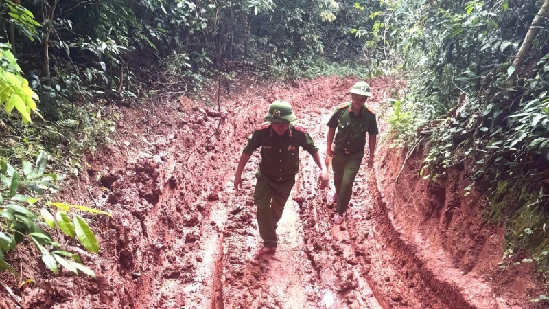 Bà con biên giới dọc dãy Trường Sơn trước ngày hội lớn Bà con biên giới dọc dãy Trường Sơn trước ngày hội lớn