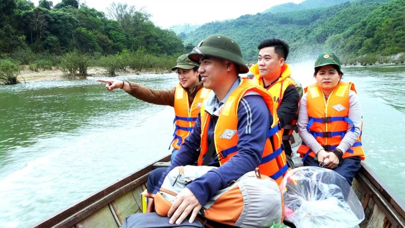 Bà con biên giới dọc dãy Trường Sơn trước ngày hội lớn Bà con biên giới dọc dãy Trường Sơn trước ngày hội lớn