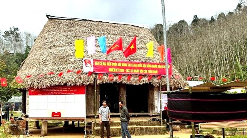 Bà con biên giới dọc dãy Trường Sơn trước ngày hội lớn Bà con biên giới dọc dãy Trường Sơn trước ngày hội lớn