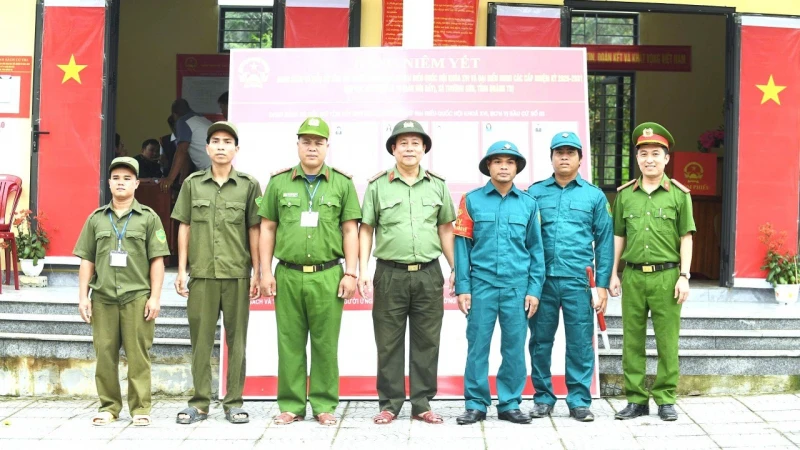 Bà con biên giới dọc dãy Trường Sơn trước ngày hội lớn Bà con biên giới dọc dãy Trường Sơn trước ngày hội lớn