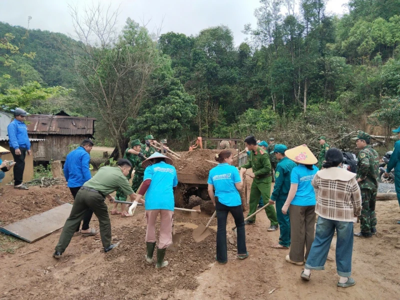 Bà con biên giới dọc dãy Trường Sơn trước ngày hội lớn Bà con biên giới dọc dãy Trường Sơn trước ngày hội lớn