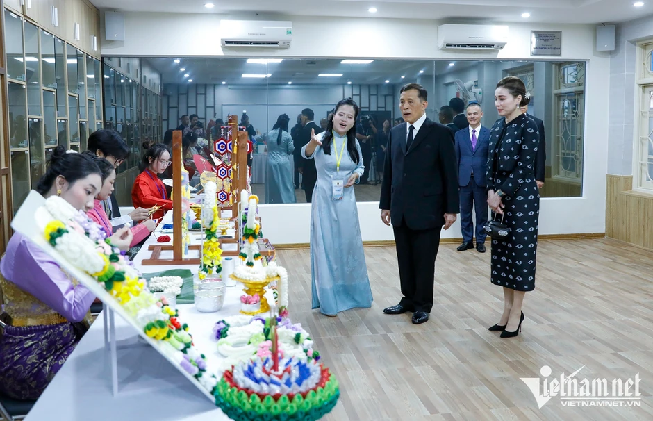 Ba dấu mốc hội tụ trong chuyến thăm lịch sử của Nhà Vua Thái Lan và Hoàng hậu Ba dấu mốc hội tụ trong chuyến thăm lịch sử của Nhà Vua Thái Lan và Hoàng hậu