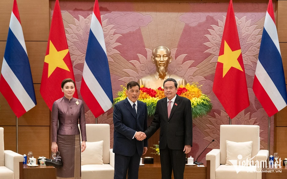 Ba dấu mốc hội tụ trong chuyến thăm lịch sử của Nhà Vua Thái Lan và Hoàng hậu Ba dấu mốc hội tụ trong chuyến thăm lịch sử của Nhà Vua Thái Lan và Hoàng hậu