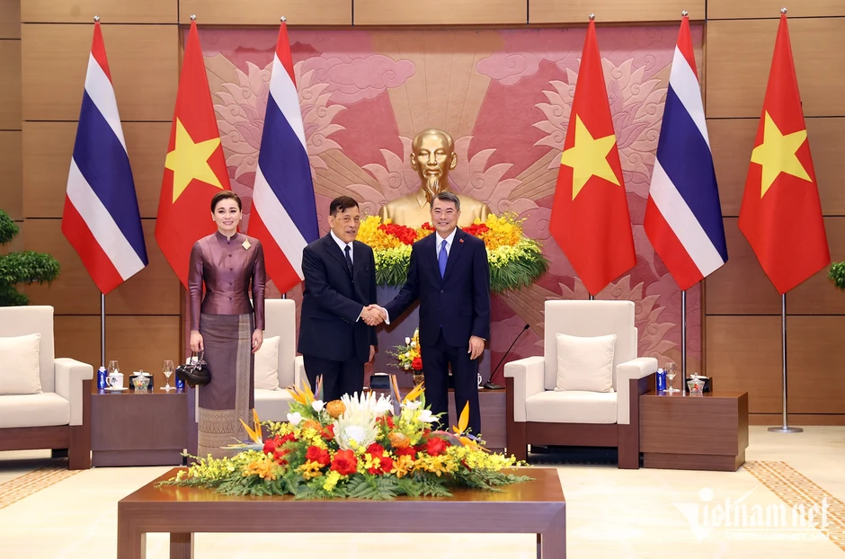 Ba dấu mốc hội tụ trong chuyến thăm lịch sử của Nhà Vua Thái Lan và Hoàng hậu Ba dấu mốc hội tụ trong chuyến thăm lịch sử của Nhà Vua Thái Lan và Hoàng hậu