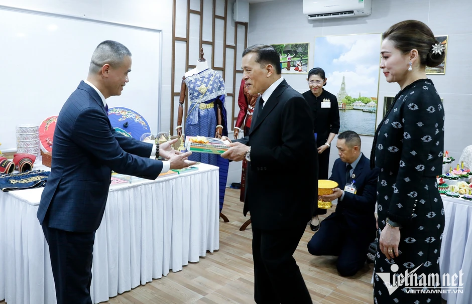 Ba dấu mốc hội tụ trong chuyến thăm lịch sử của Nhà Vua Thái Lan và Hoàng hậu Ba dấu mốc hội tụ trong chuyến thăm lịch sử của Nhà Vua Thái Lan và Hoàng hậu