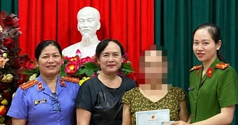 Bà lão 71 tuổi lần đầu được cấp giấy khai sinh, căn cước