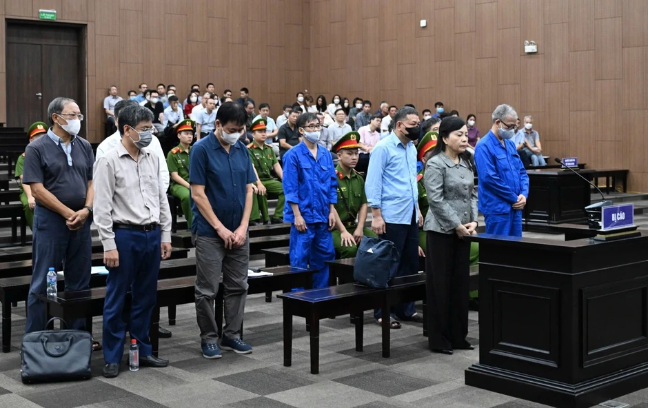 Bà Nguyễn Thị Kim Tiến bị tuyên phạt 6 năm tù, phải bồi thường hơn 108 tỉ đồng Bà Nguyễn Thị Kim Tiến bị tuyên phạt 6 năm tù, phải bồi thường hơn 108 tỉ đồng