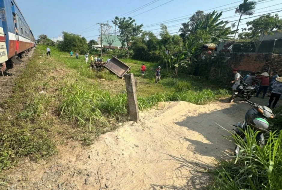 Ba ông cháu gặp nạn khi băng qua đường sắt Ba ông cháu gặp nạn khi băng qua đường sắt